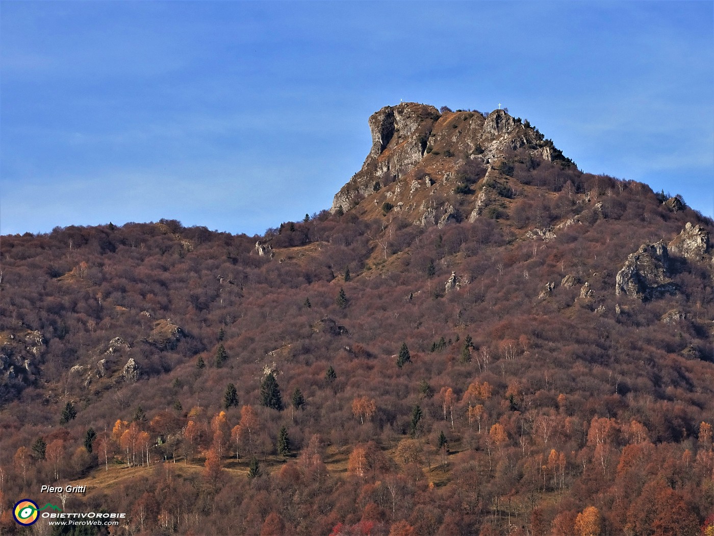 02 Corno Zuccone (1458 m) con in vetta la Madonna delle Cime e in anticima croce posta di recente.JPG